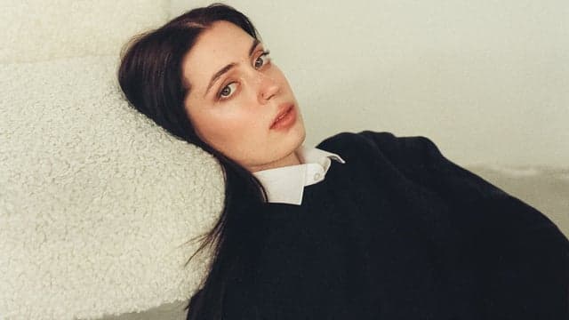 Photograph of Lizzy McAlpine